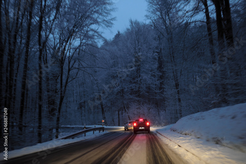 Autofahrt durch schneebedecktes Waldgebiet - Stockfoto