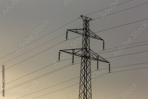 Kraftledningsstolpe mot vinterhimmel