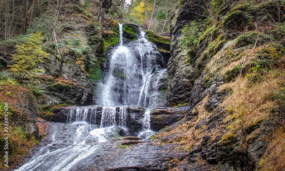 Fototapeta premium Falling water