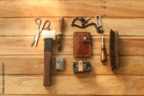 Flatlay carteira objetos organizados mesa madeira ferramentas tesoura corrente acessorios