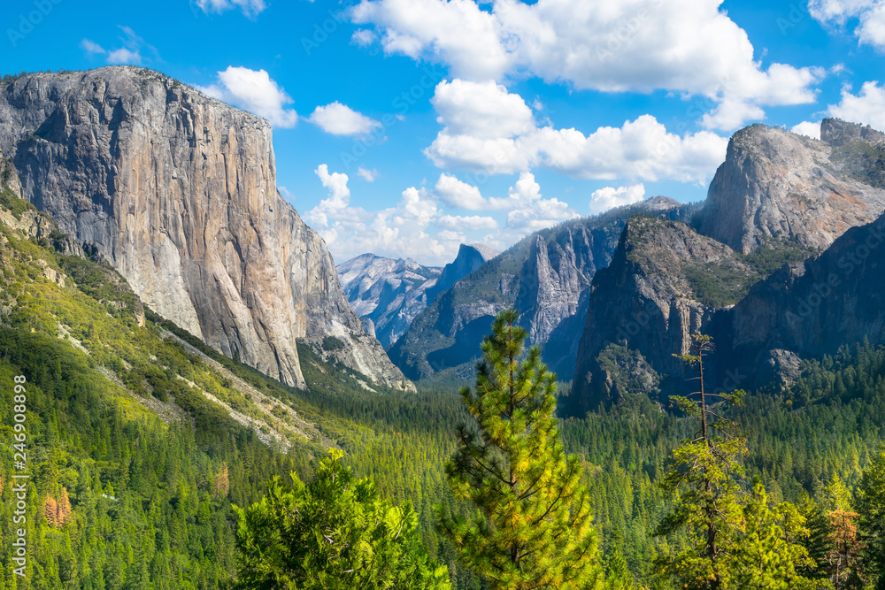 Beautiful view of Yosemite Valley with El Capitan en Half Dome in the background from Tunnel View point - California, USA