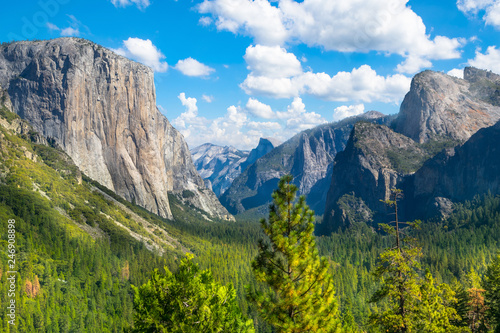 Beautiful view of Yosemite Valley with El Capitan en Half Dome in the background from Tunnel View point - California, USA © Nido Huebl