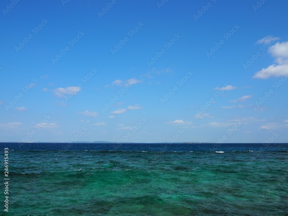ターコイズブルーの透明な海と水平線