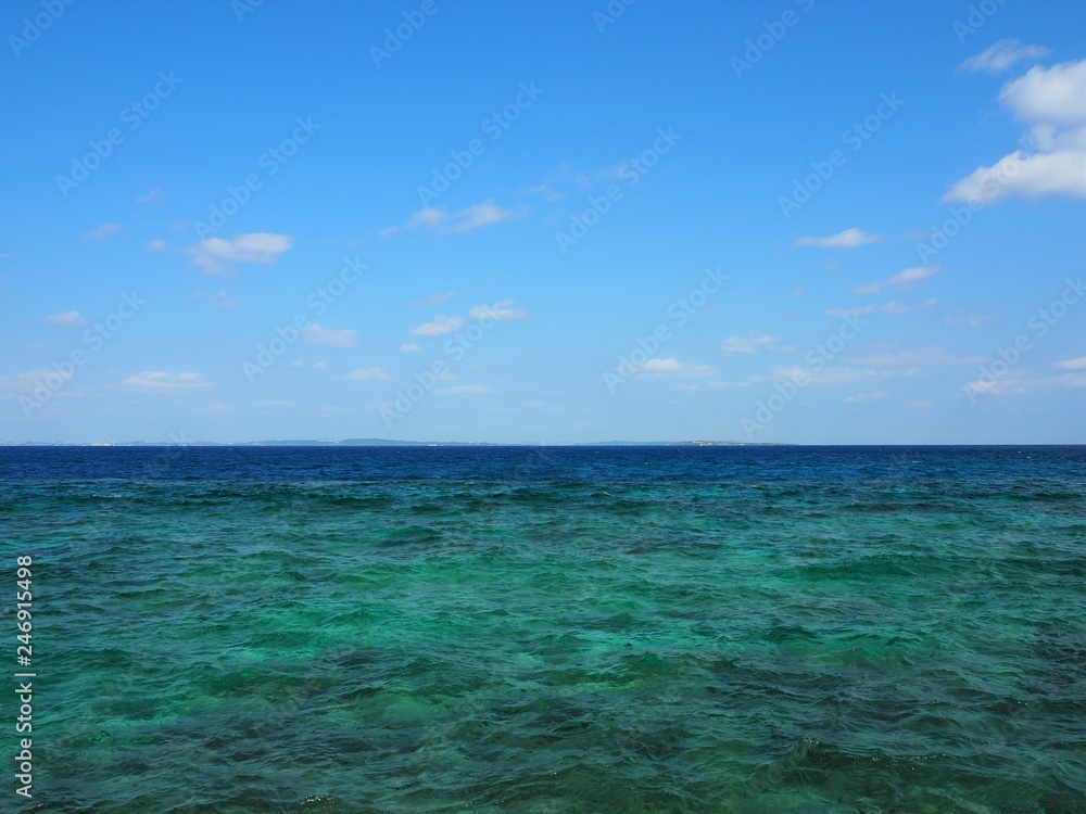 ターコイズブルーの透明な海と水平線