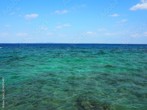 ターコイズブルーの透明な海と水平線 © poteco