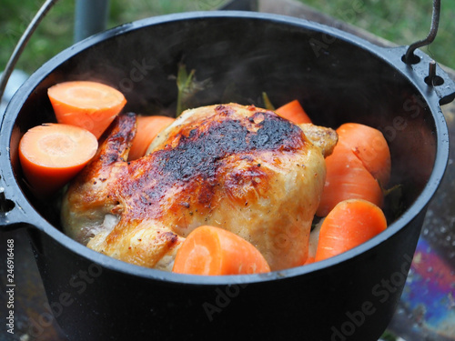 キャンプ場でダッチオーブンで調理した鶏の丸焼き