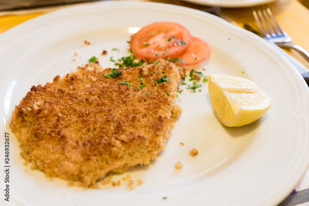 Milanese cutlet with lemon