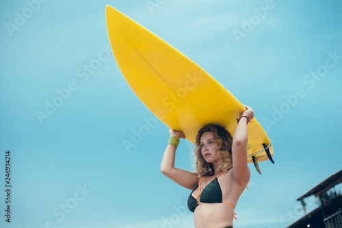 Obraz kobieta surfuje