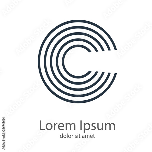 Logotipo letra C mayúscula con líneas paralelas en color gris