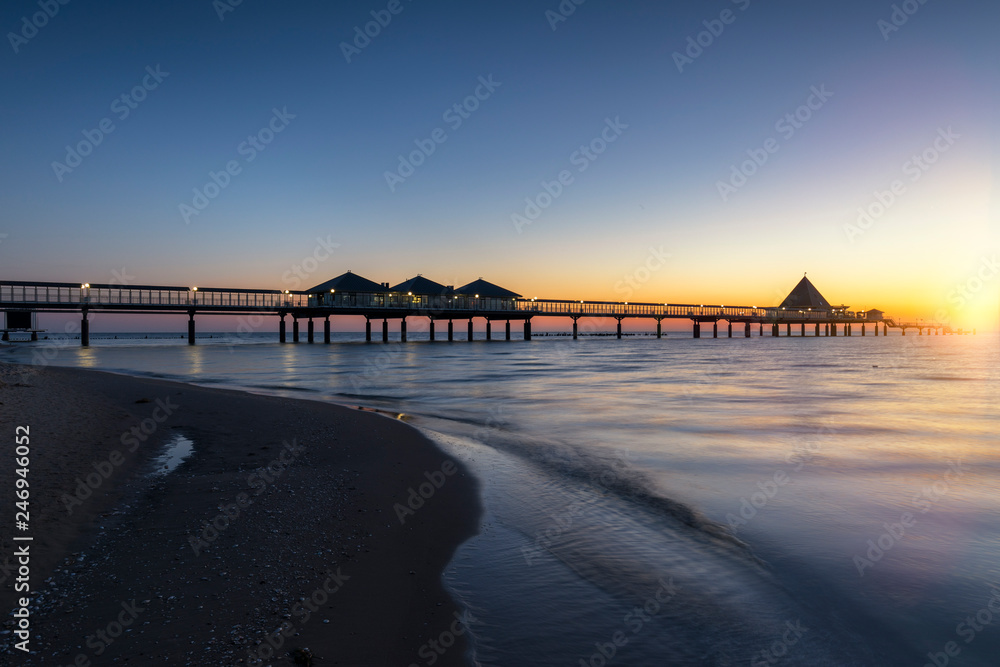 Fototapeta premium Seebrücke Heringsdorf zum Sonnenaufgang
