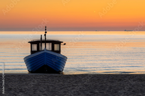 Fototapeta Naklejka Na Ścianę i Meble -  Fischkutter am Strand von Bansin auf der Insel Usedom