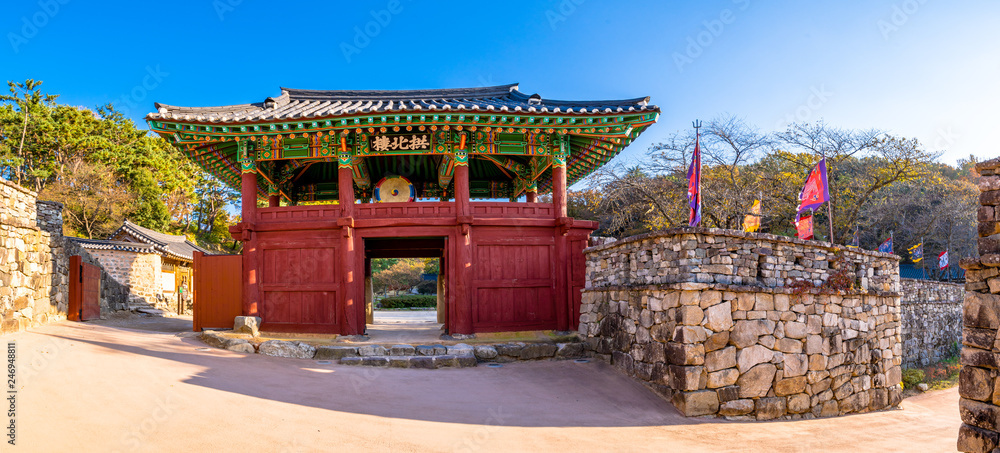 Obraz premium Gochangeupseong Fortress' Gongbuglu gate
