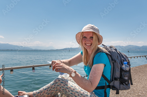 Genießen der Aussicht auf den Bodensee auf der Insel Lindau in Bayern, Deutschland