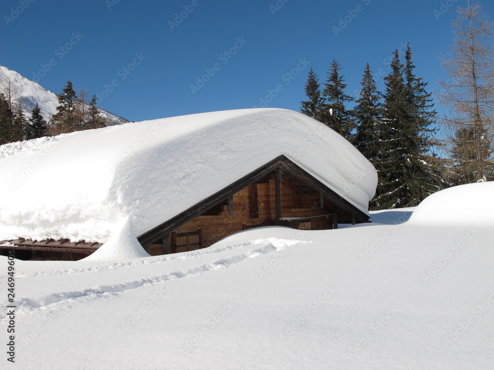 Berghütte tief verschneit