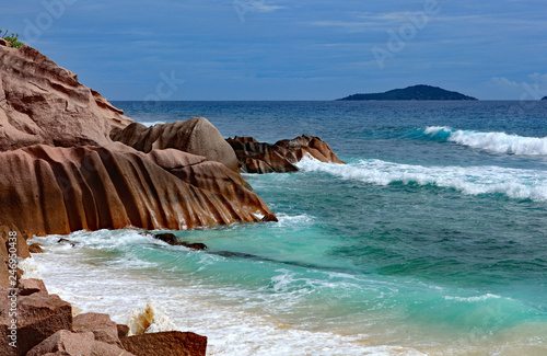 Côte et roches roses typiques des îles Seychelles à La Digue photo