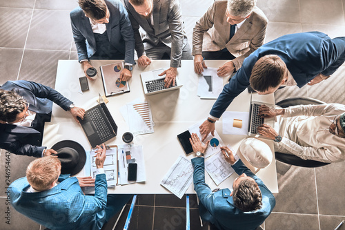 Fotografia successful partners are sharing experience in the office roo, top view photo