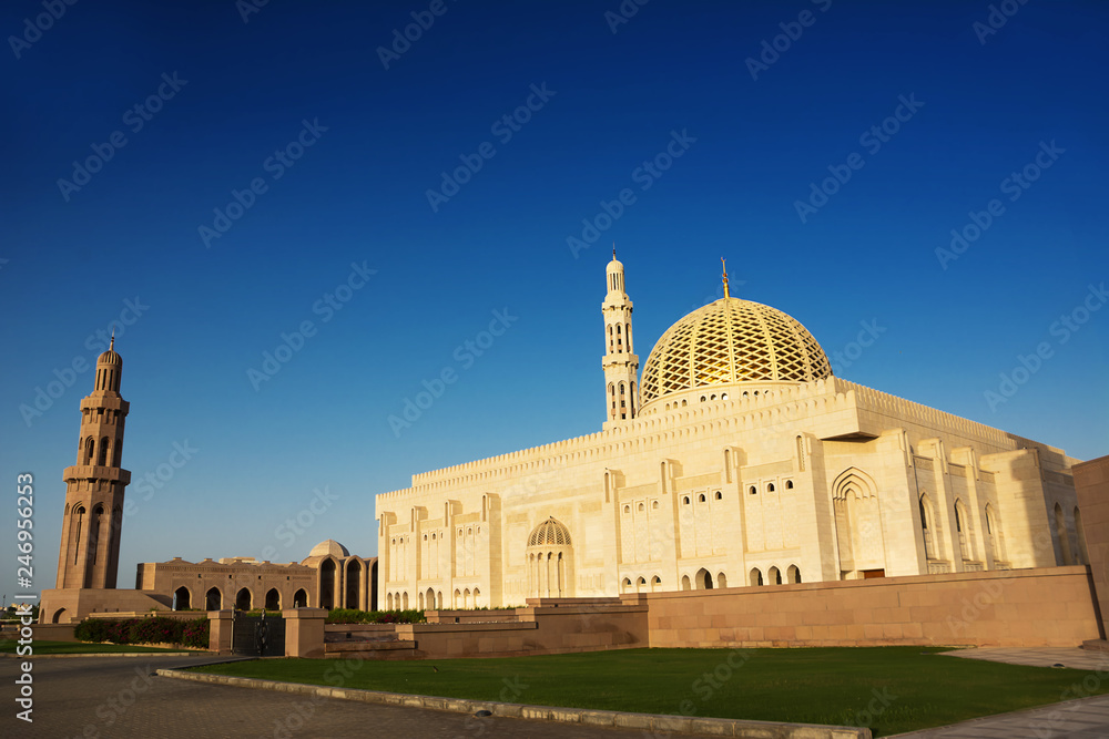 Obraz premium Dome and minaret of Sultan Qaboos Grand Mosque in Muscat (Oman)