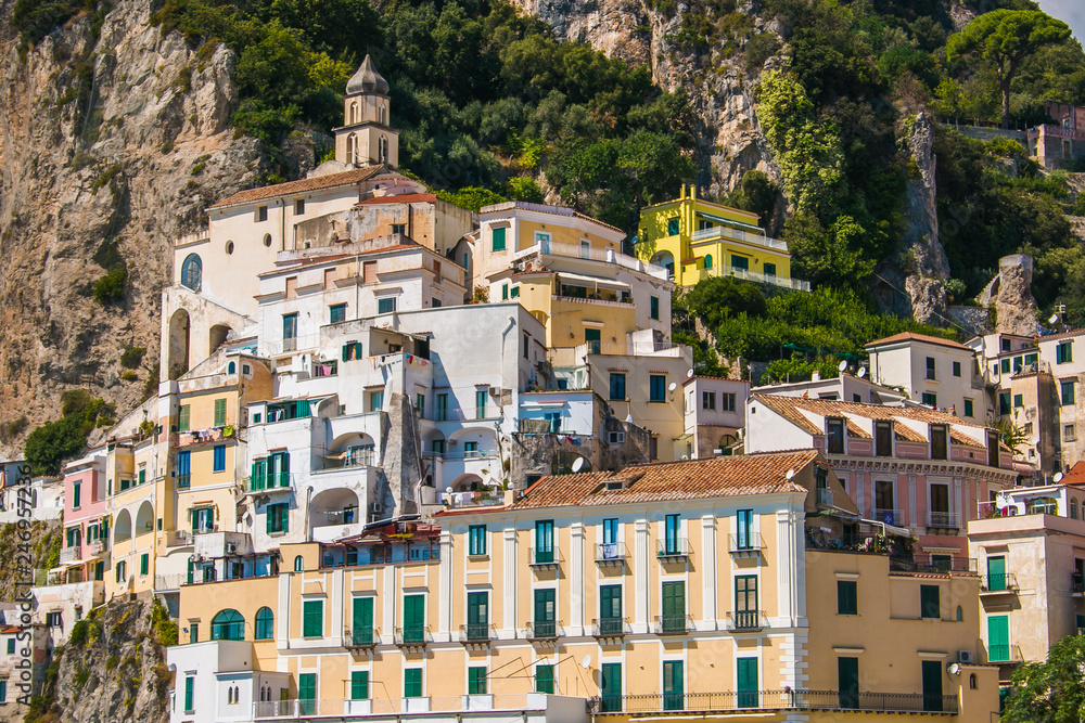 Case arroccate nella roccia nel centro storico di Amalfi