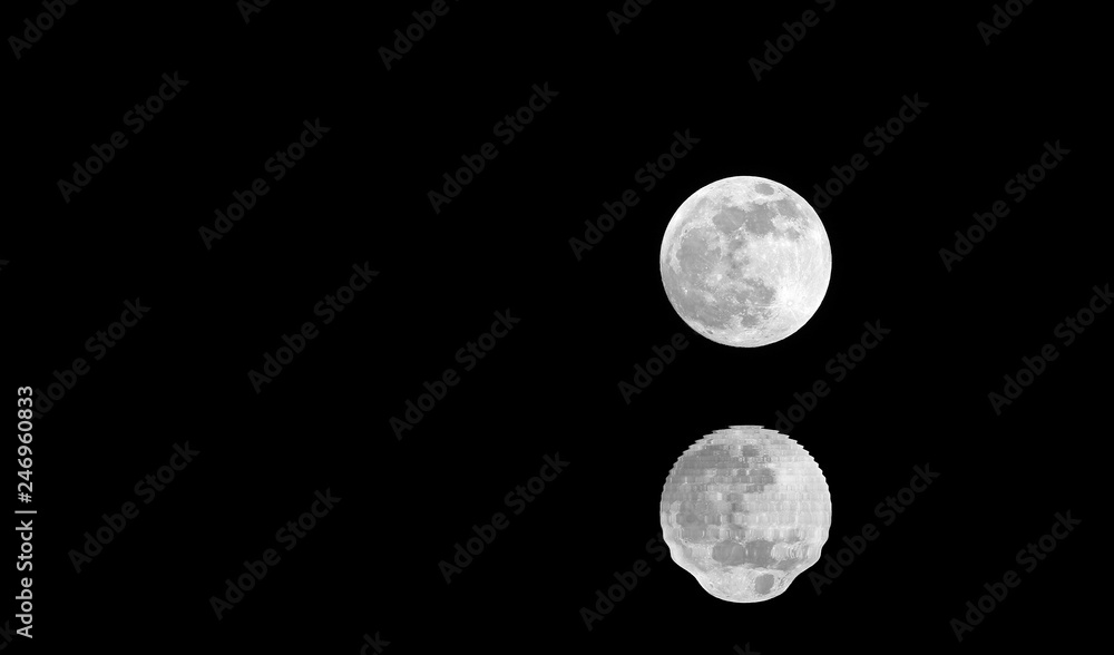 Obraz premium silvery full moon with reflection on black water at midnight and