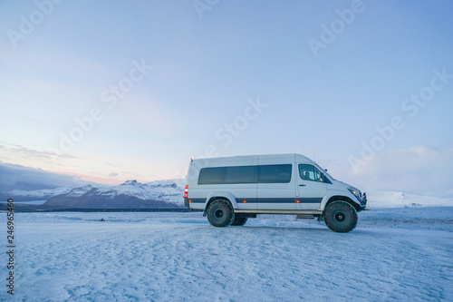 アイスランドの雪山と夕暮れとバス（ヴァトナヨークトル氷河）