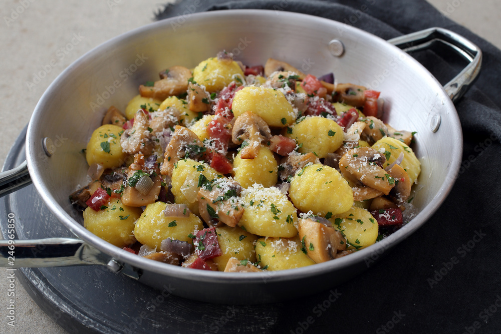 gnocchi di papate con funghi e pancetta gnocchi di papate con funghi e pancetta