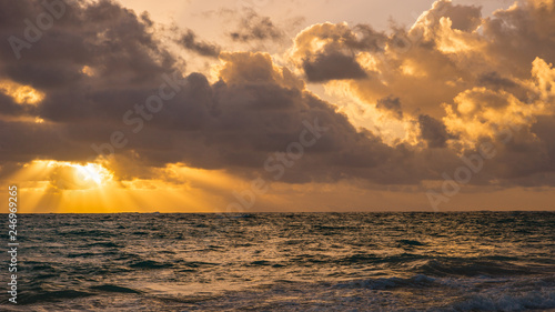 Sonnenaufgang und Sonnenuntergang am Meer in der Karibik  Punta Cana