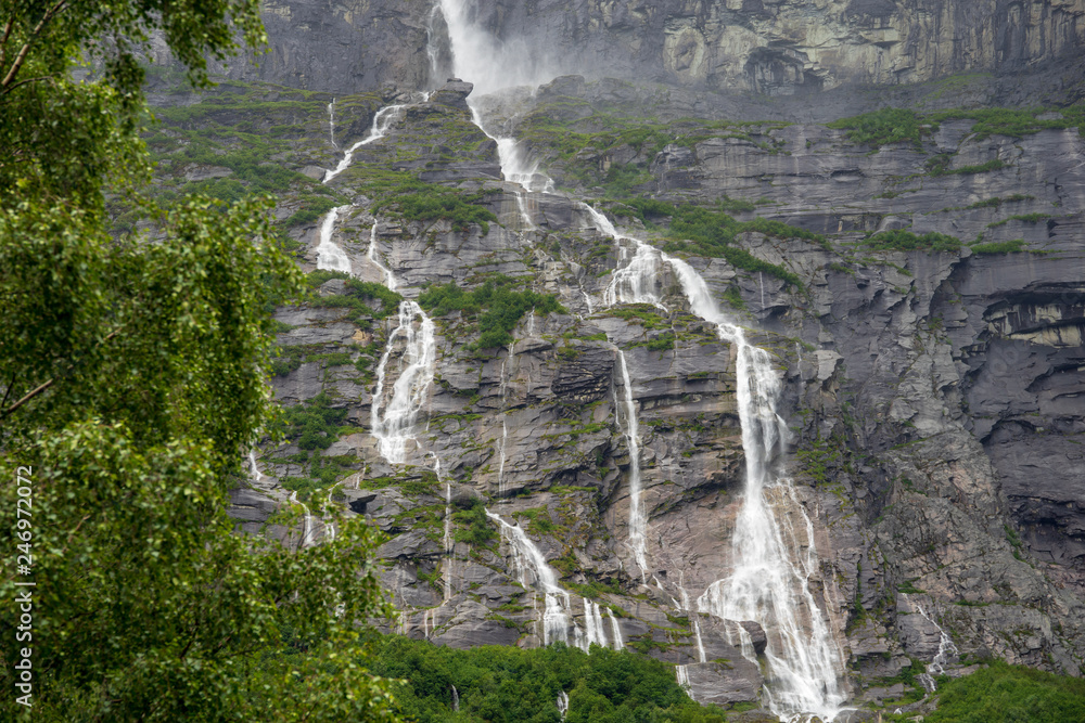 Norwegische Landschaft mit Wasserfall Norwegische Landschaft mit Wasserfall