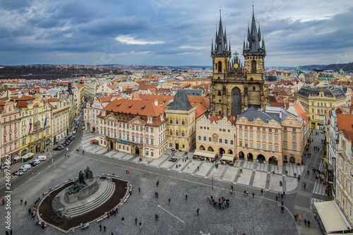 Prag und der Rathausplatz mit Kirche und Rathaus