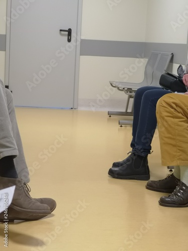 gambe di pazienti in attesa di una visita medica © frrlbt