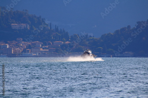 Schnellboot mit Tragflügel, fährt über den Comer See, in Italien