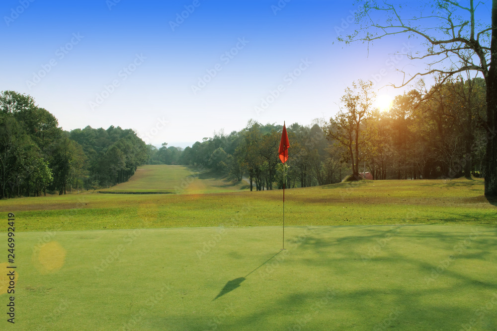 Obraz premium The evening golf course has sunlight shining down at golf course in Thailand