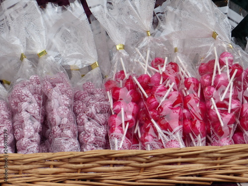 Winterbonbons und Lollis in der Tüte