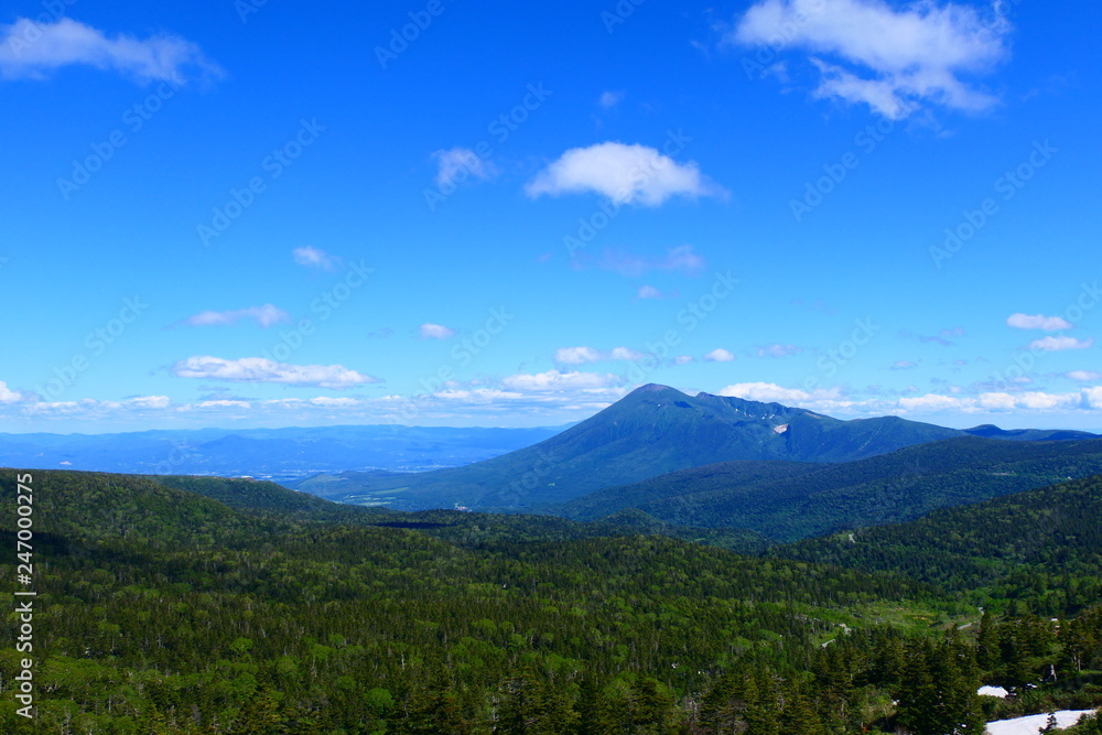 十和田八幡平国立公園。初夏の八幡平山頂より岩手山を望む。岩手　日本。６月下旬。