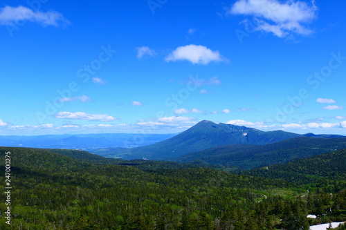 十和田八幡平国立公園。初夏の八幡平山頂より岩手山を望む。岩手 日本。６月下旬。