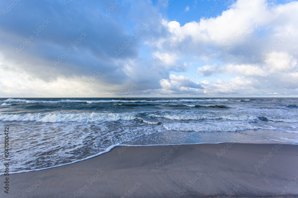 Obraz premium beautiful seascape under cloudy sky