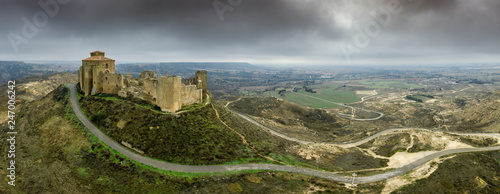 Платно Aerial panorama view of the ruined medieval abandoned Montearagon castle, namesa