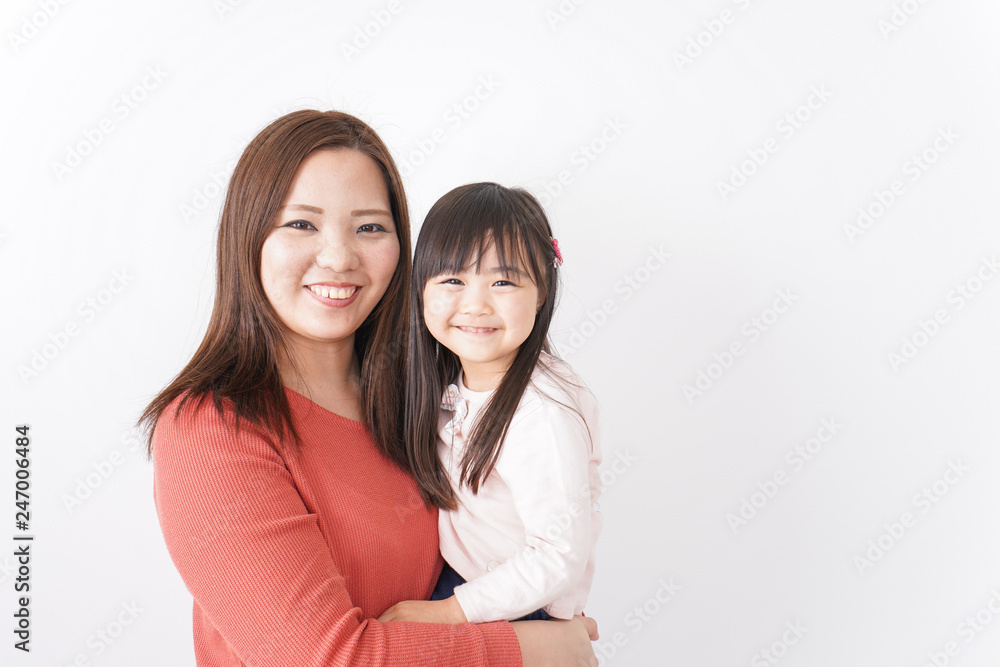 妊娠した女性とお腹に耳をあてる子ども 妊娠した女性とお腹に耳をあてる子ども
