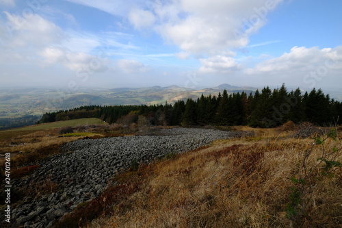 Wasserkuppe und  Pferdskopf in der Rh  n im Herbst  Biosph  renreservat Rh  n  Hessen  Deutschland