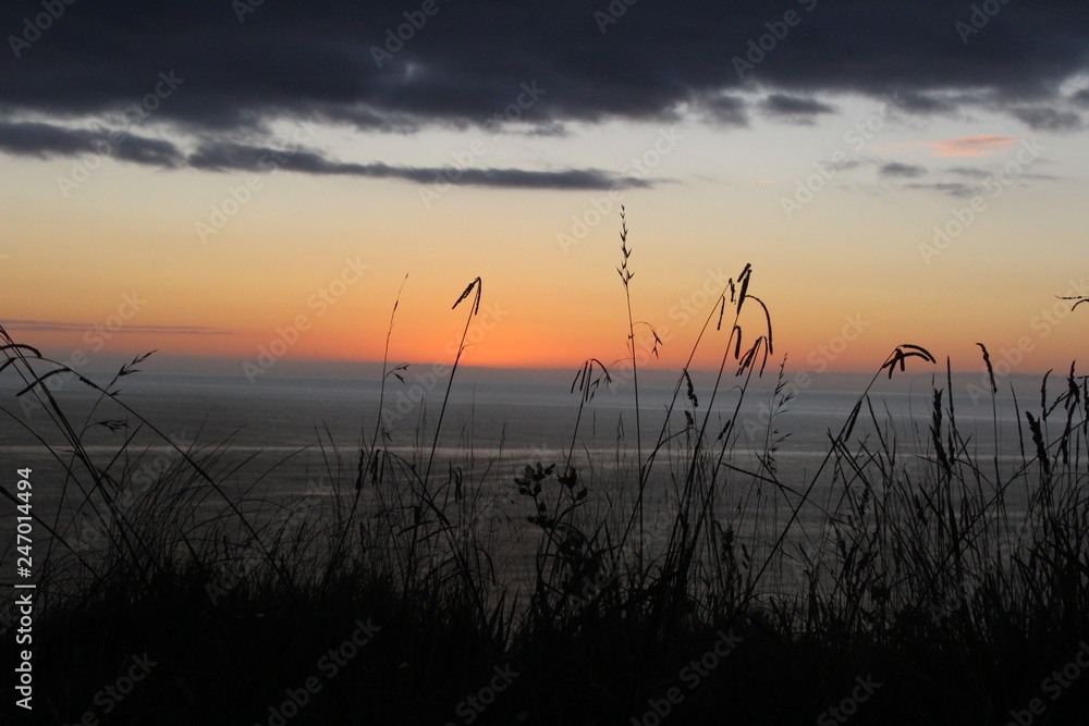 Obraz premium sunset over the lake