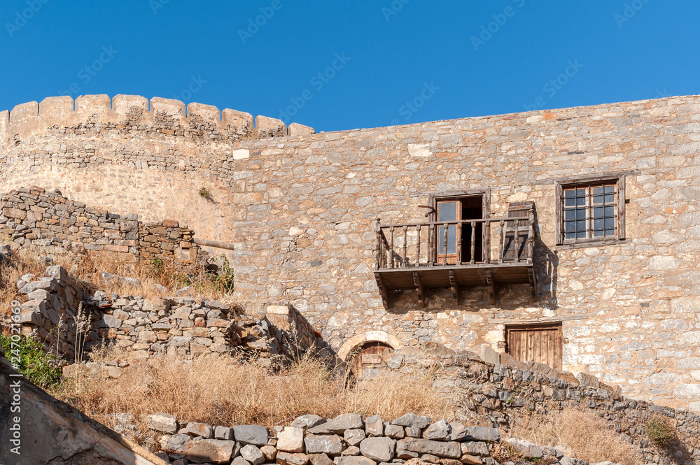 Hausruinen auf der Insel Spinalonga auf Kreta Hausruinen auf der Insel Spinalonga auf Kreta