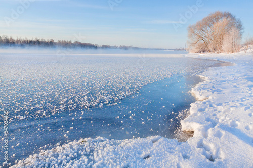 Tableau sur toile Winter landscape in the early morning overlooking the banks of the Volga River