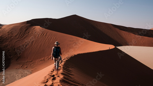 Fototapeta Naklejka Na Ścianę i Meble -  Bergsteigen, Besteigung Sossusvlei Dünen in Namibia