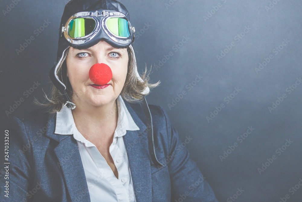 Frau trägt eine rote Clownsnase