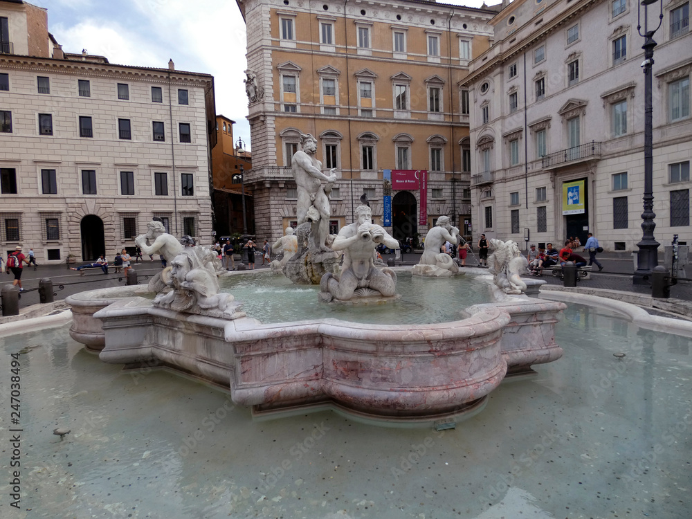 Fontana del Moro es una fuente localizada en el costado sur de la Piazza Navona en Roma.
