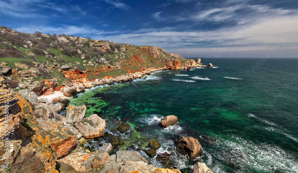 Obraz premium Beautiful landscape with blue sea and rocky shore