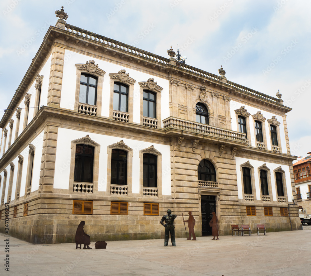 Edificio público en la ciudad de Pontevedra, España, verano de 2018