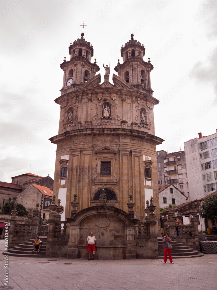 Fototapeta premium La iglesia de la Virgen Peregrina es un edificio religioso en la ciudad de Pontevedra, en Galicia. capilla de planta en forma de vieira que está situada al pie del Camino de Santiago Portugués.