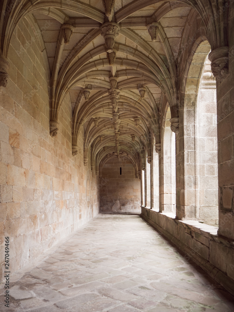 Vista de techo y arcos en un pasillo del Monasterio de Pontevedra, verano de 2018