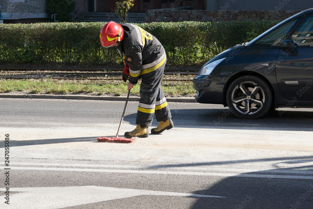 Fototapeta premium Strażak. Porządki po zdarzeniu drogowym.