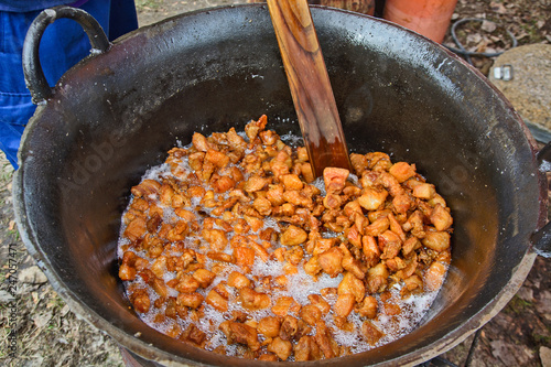 Making lard and cracklings